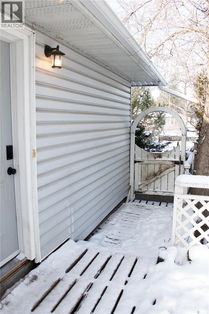 3205 Whitmore Avenue, Regina, SK - Outdoor With Exterior