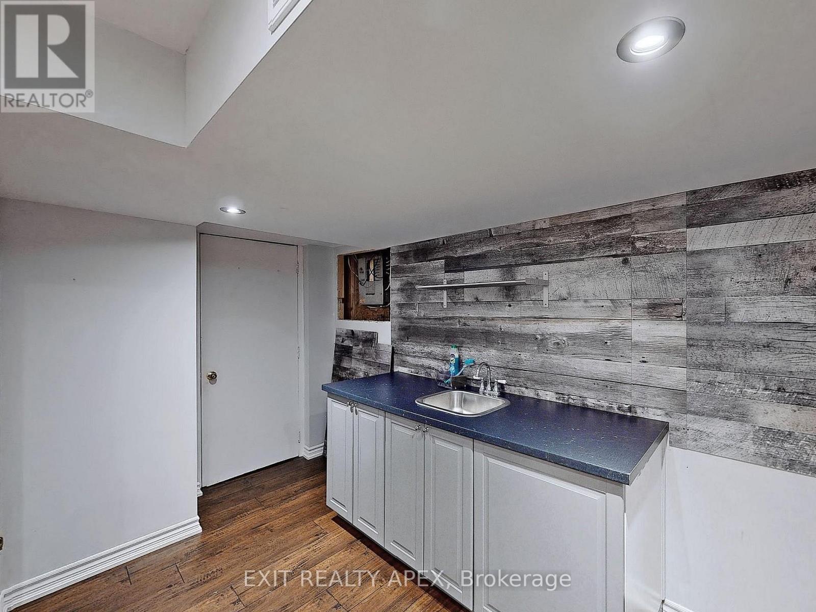 5552 Cortina Crescent, Mississauga, ON - Indoor Photo Showing Kitchen