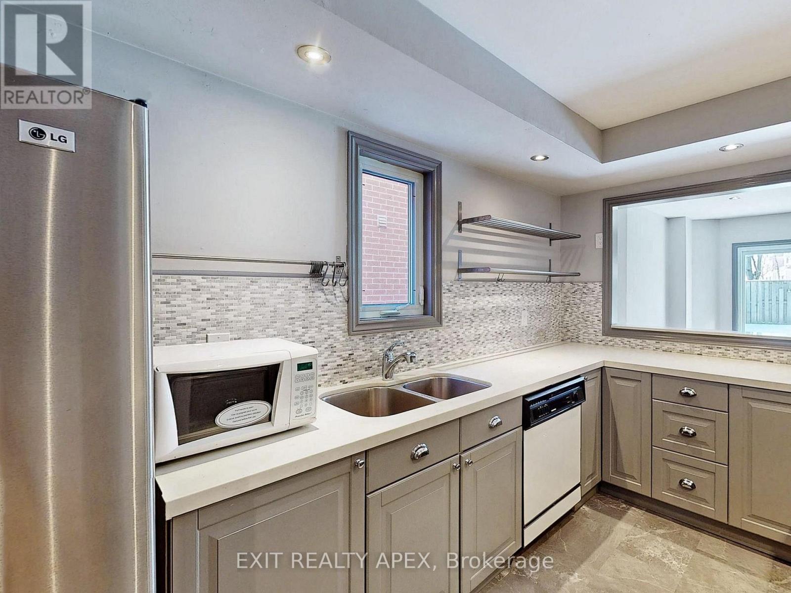 5552 Cortina Crescent, Mississauga, ON - Indoor Photo Showing Kitchen With Double Sink