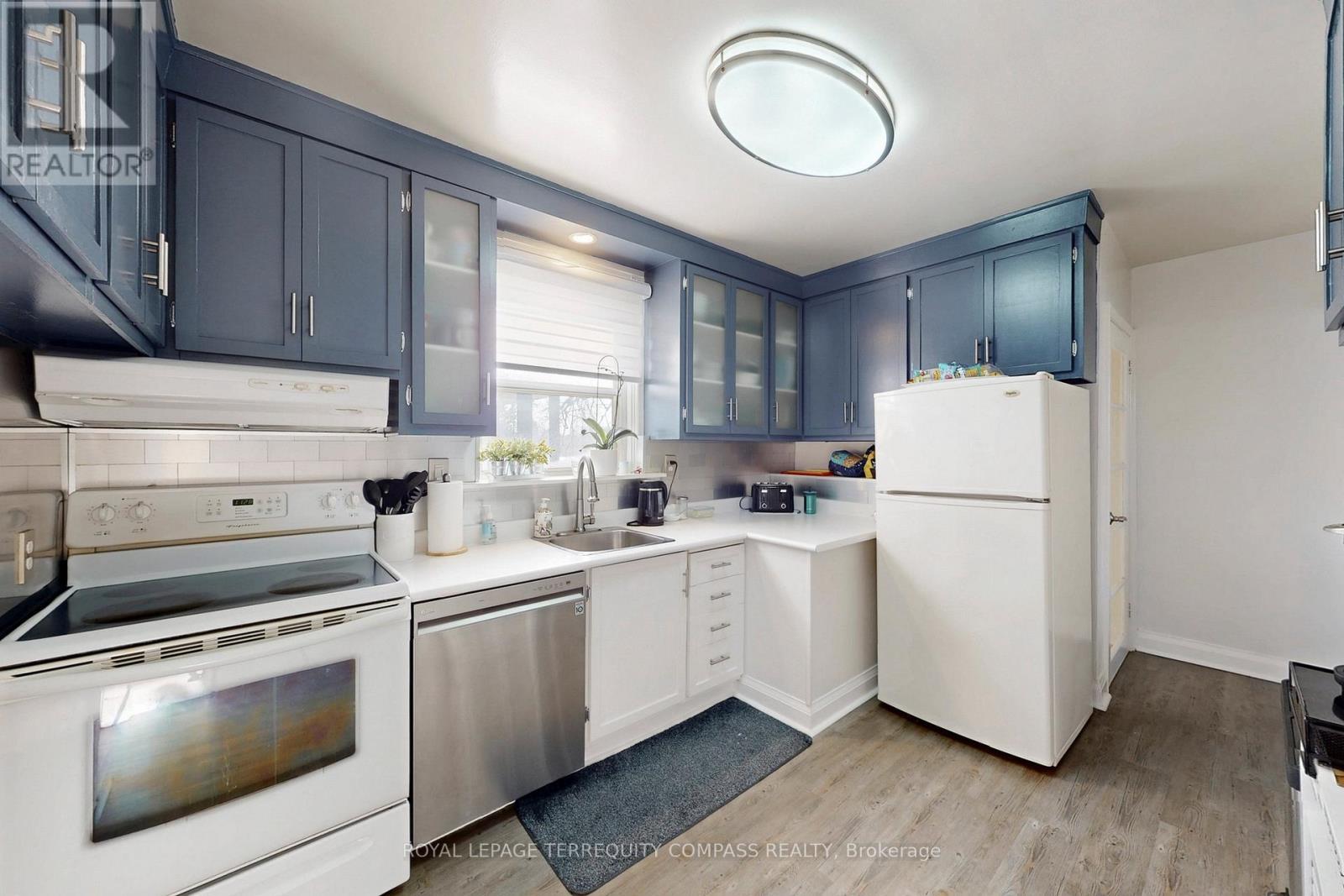 1568 Asgard Drive, Mississauga, ON - Indoor Photo Showing Kitchen