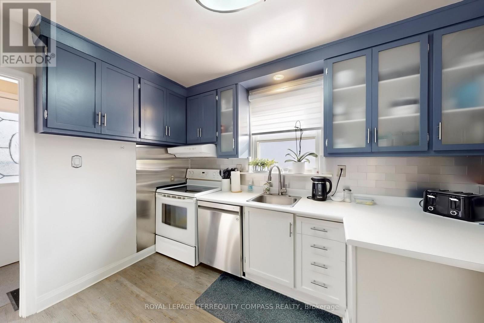 1568 Asgard Drive, Mississauga, ON - Indoor Photo Showing Kitchen