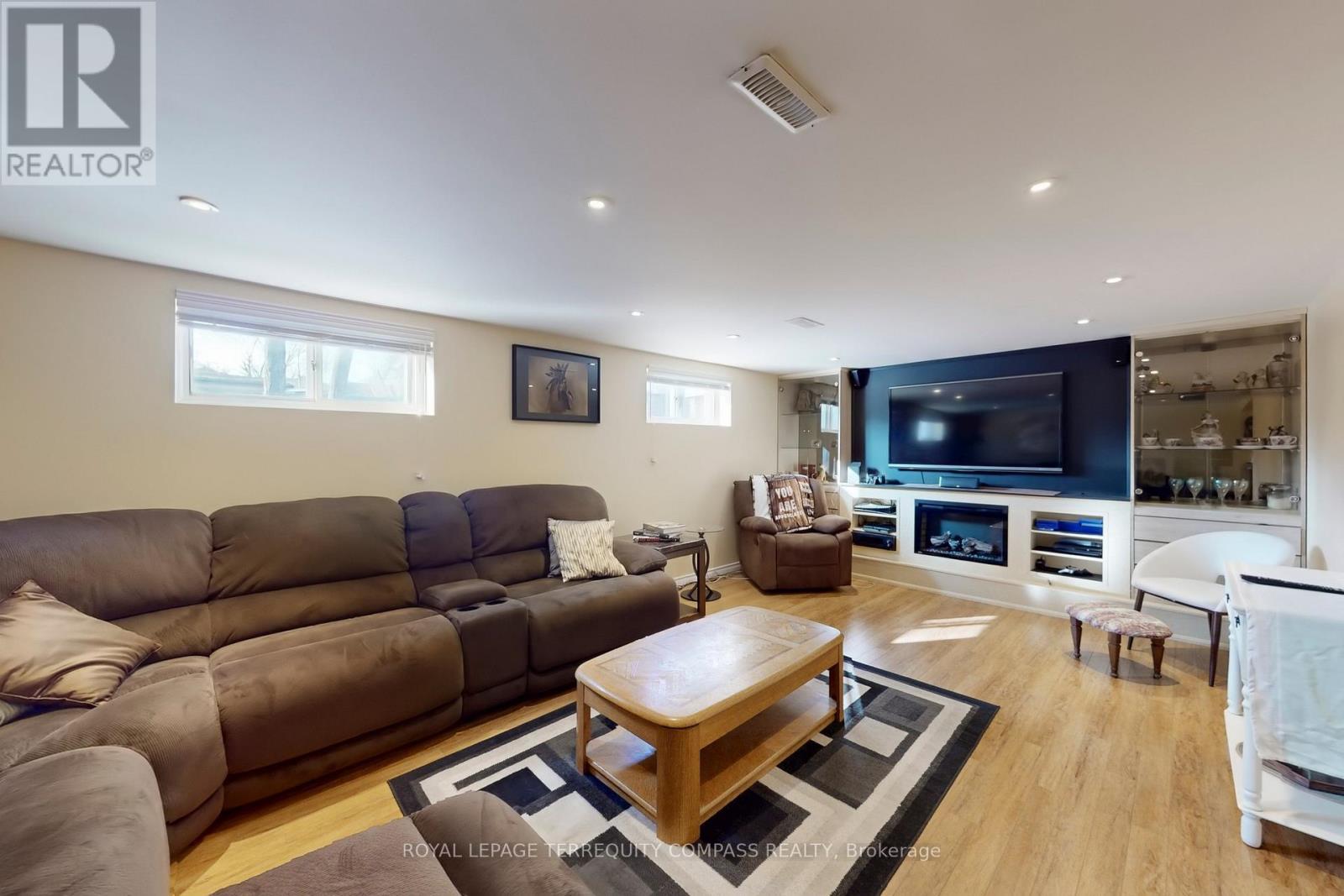 1568 Asgard Drive, Mississauga, ON - Indoor Photo Showing Living Room