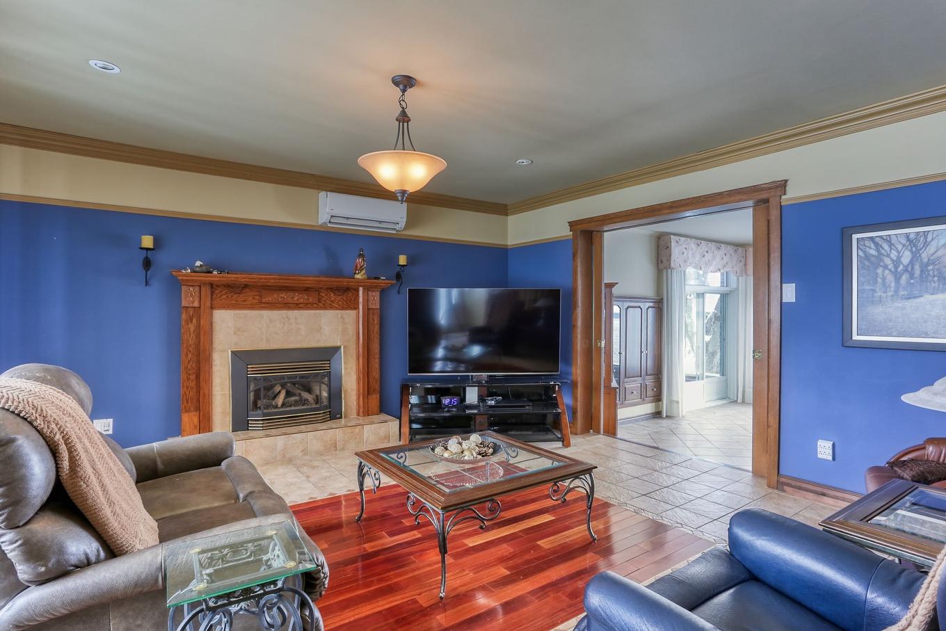 Living room - 3540 Rue Notre-Dame E., Trois-Rivières, QC - Indoor Photo Showing Living Room With Fireplace