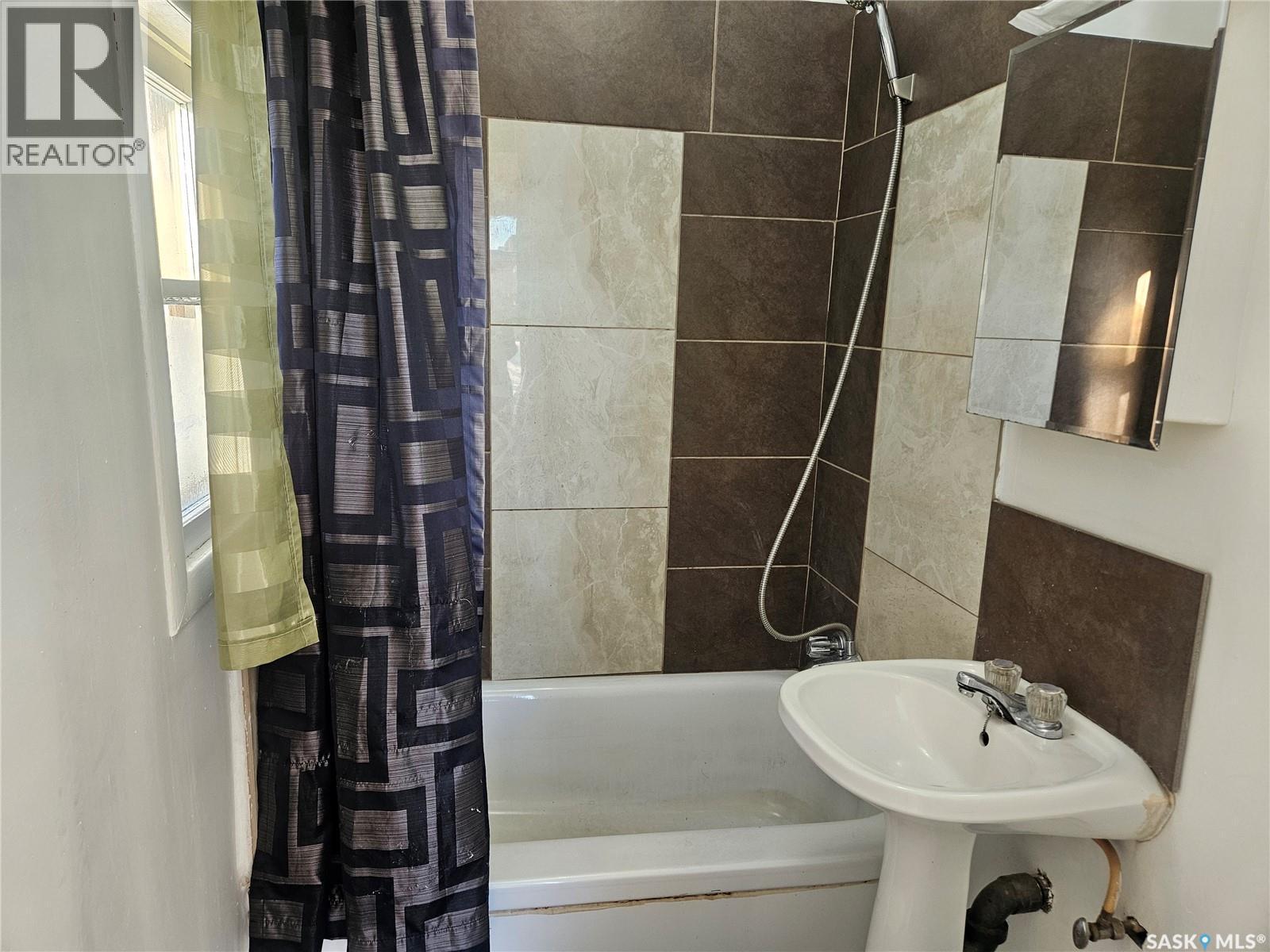 915 23Rd Street W, Saskatoon, SK - Indoor Photo Showing Bathroom