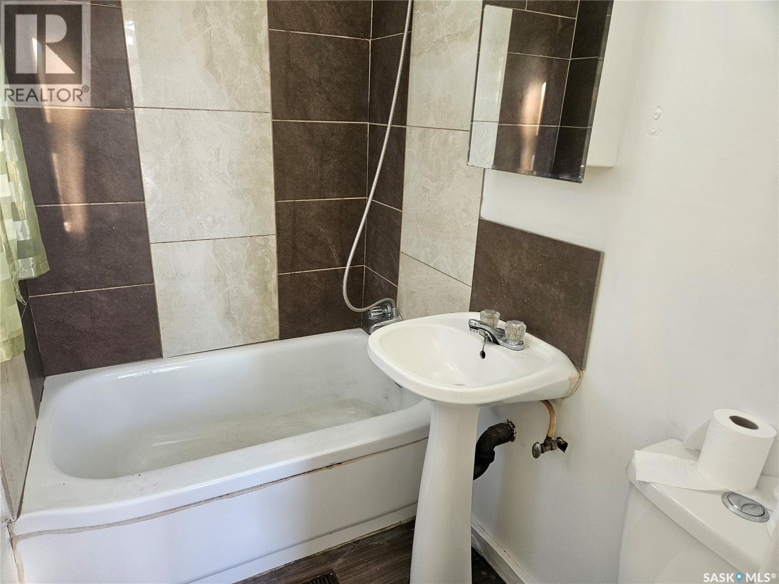 915 23Rd Street W, Saskatoon, SK - Indoor Photo Showing Bathroom