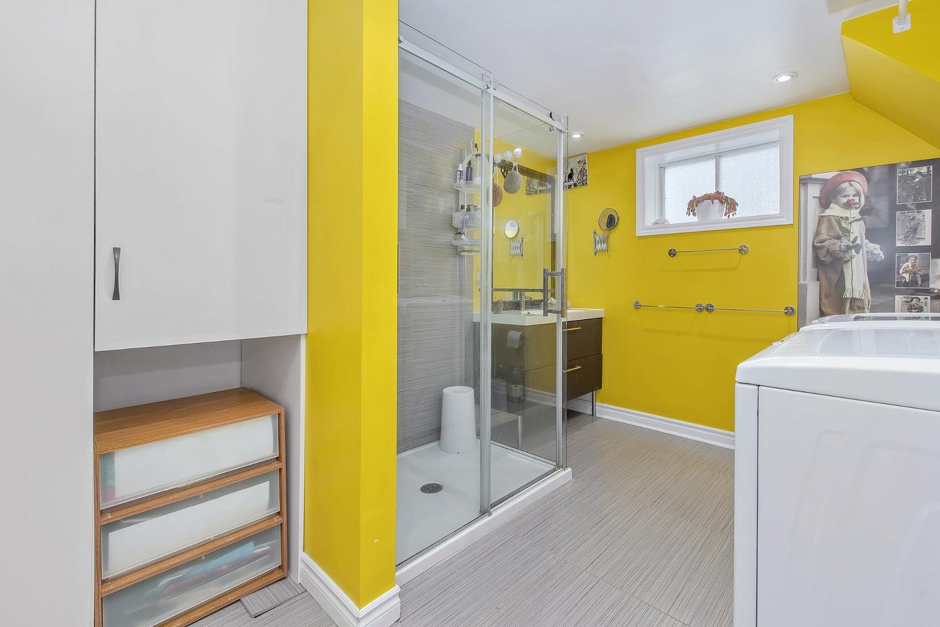 Bathroom - 2045 Crois. De Clemency, Laval (Vimont), QC - Indoor Photo Showing Laundry Room