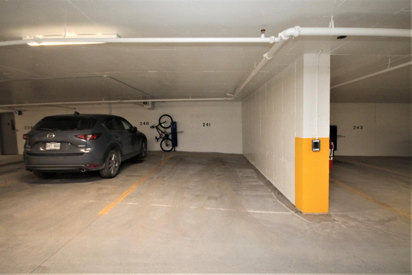 Garage - 504-5265 Rue Mackenzie, Montréal (Côte-Des-Neiges/Notre-Dame-De-Grâce), QC - Indoor Photo Showing Garage