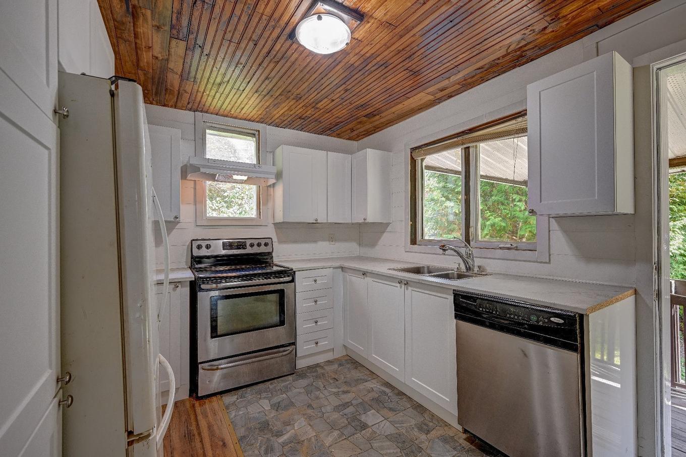 Kitchen - 24 Ch. Peninsula, Saint-Adolphe-D'Howard, QC - Indoor Photo Showing Kitchen With Double Sink