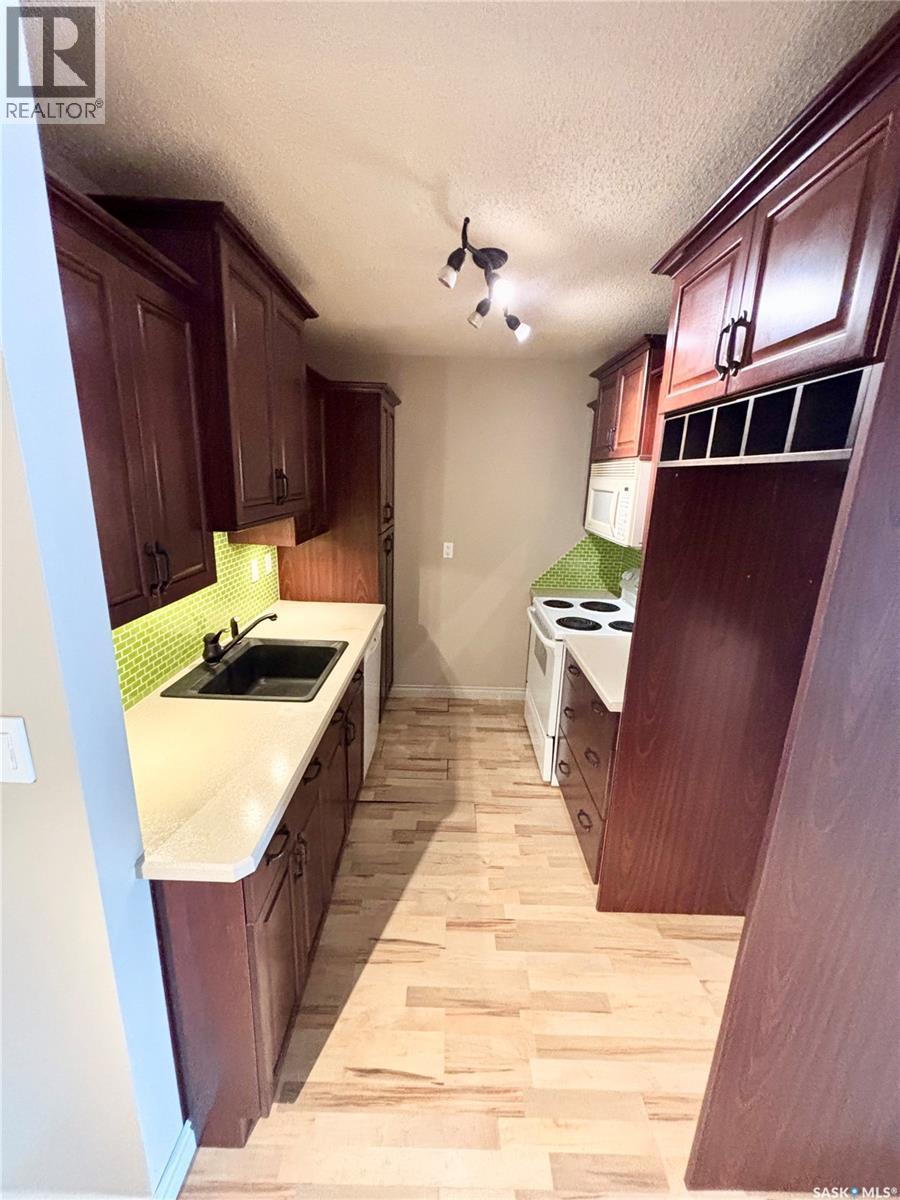 170 160 Gore Place, Regina, SK - Indoor Photo Showing Kitchen