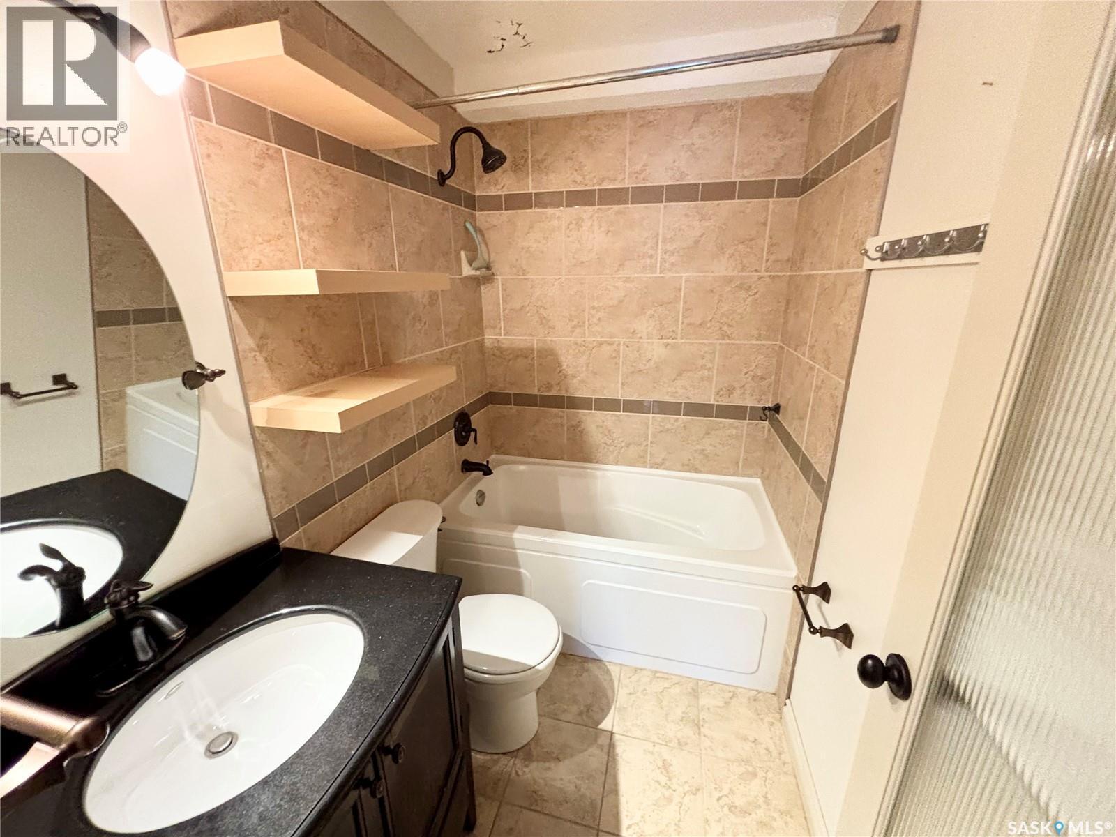 170 160 Gore Place, Regina, SK - Indoor Photo Showing Bathroom