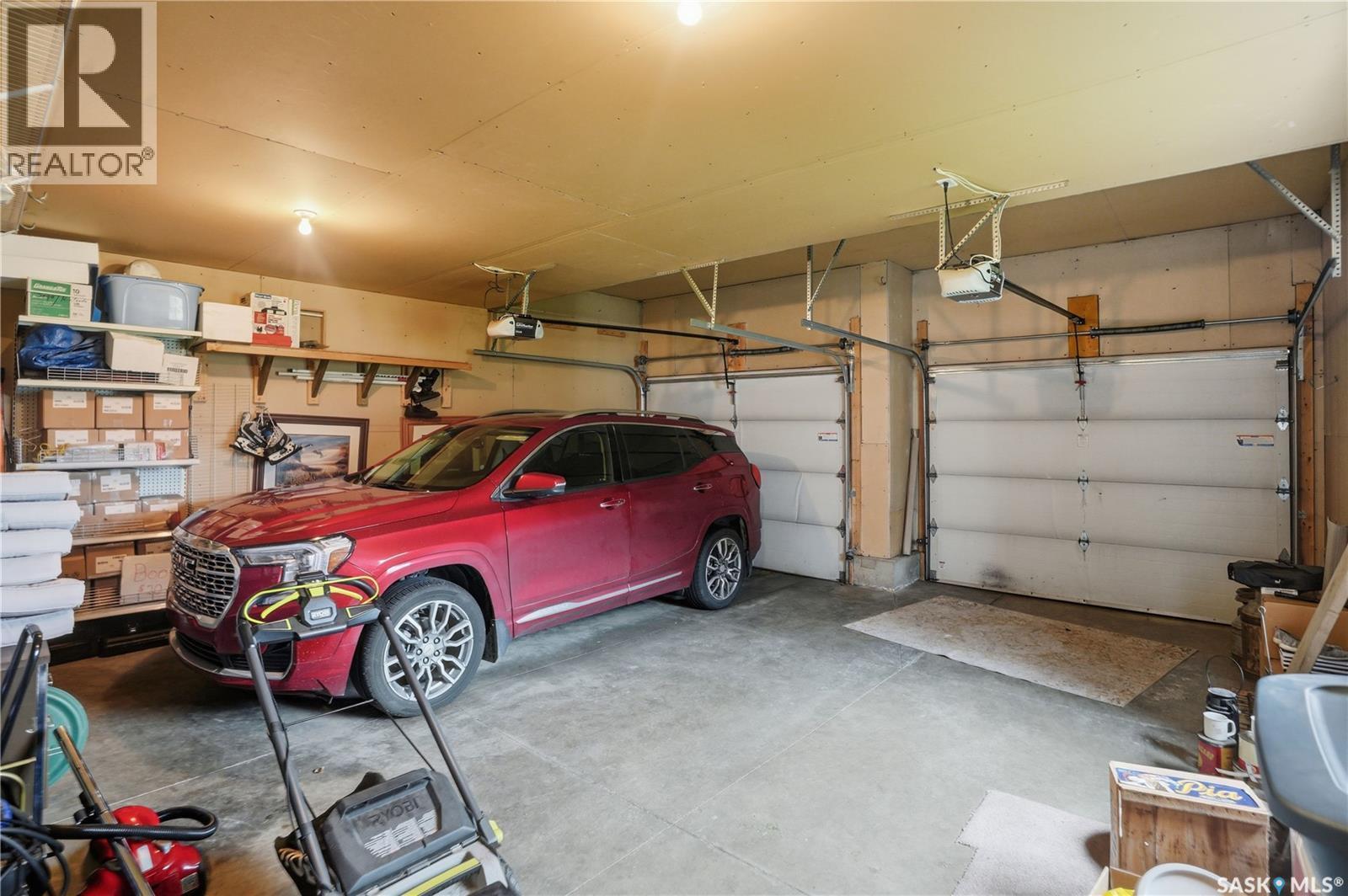 631 Ledingham Crescent, Saskatoon, SK - Indoor Photo Showing Garage