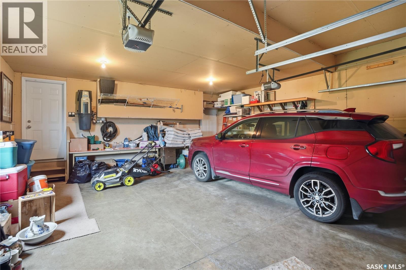 631 Ledingham Crescent, Saskatoon, SK - Indoor Photo Showing Garage