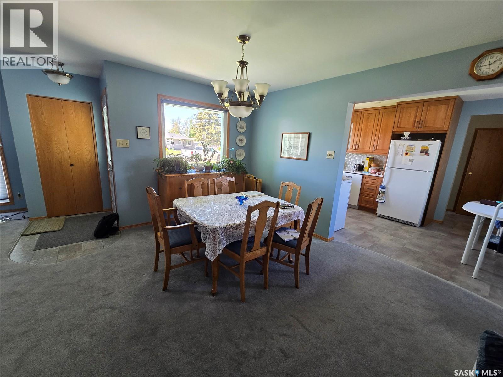 427 15Th Avenue Ne, Swift Current, SK - Indoor Photo Showing Dining Room