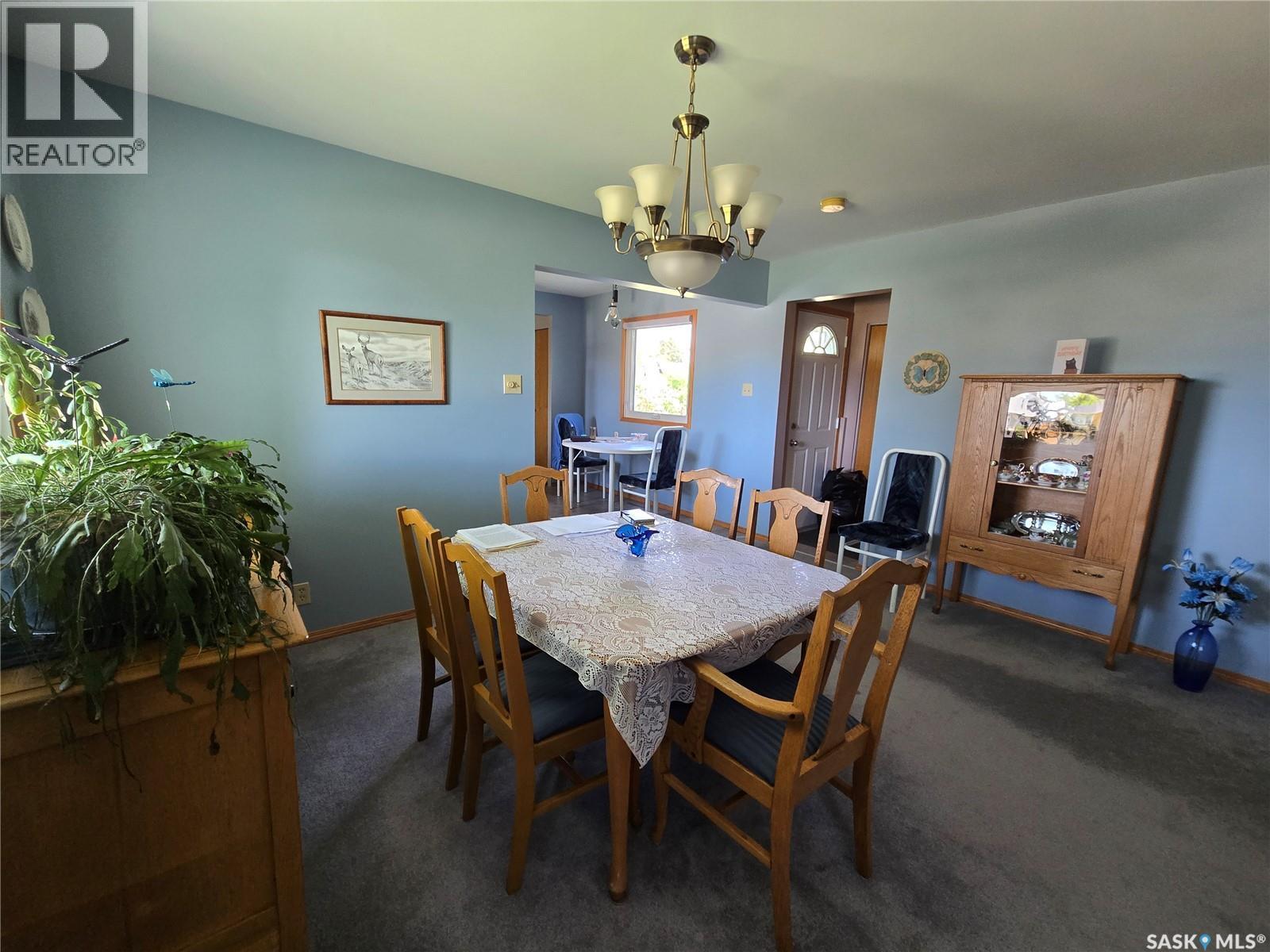 427 15Th Avenue Ne, Swift Current, SK - Indoor Photo Showing Dining Room