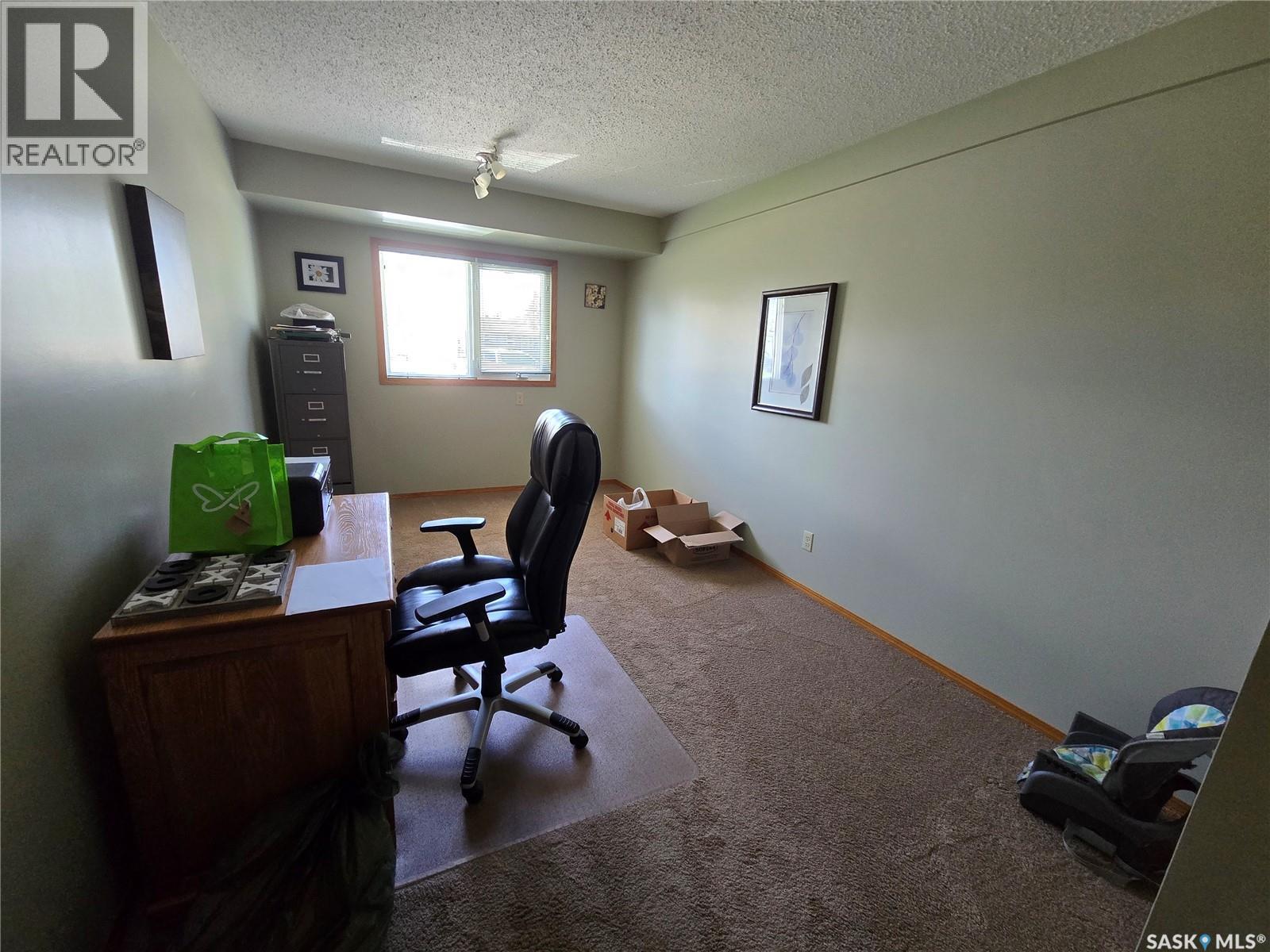 427 15Th Avenue Ne, Swift Current, SK - Indoor Photo Showing Office