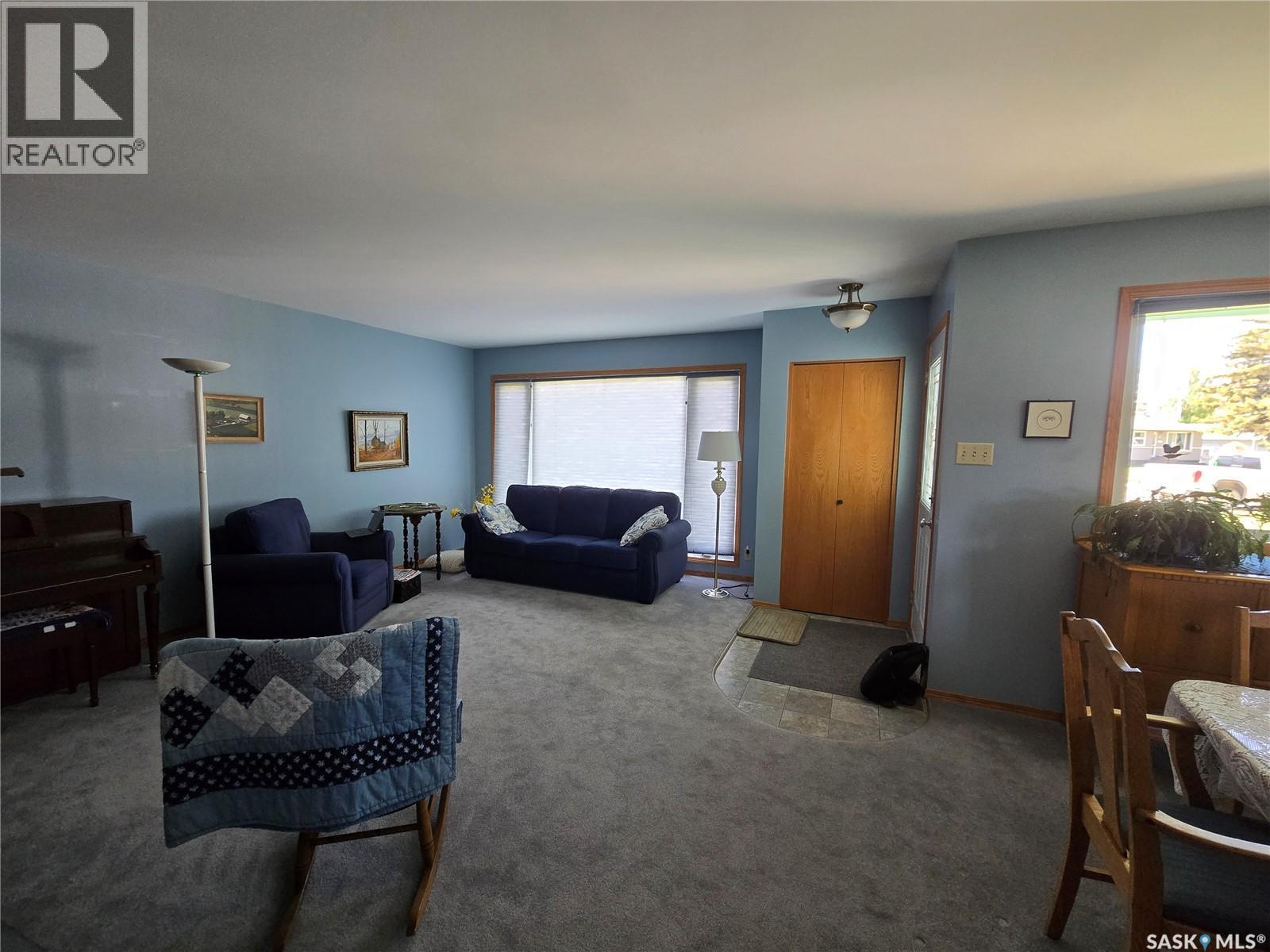 427 15Th Avenue Ne, Swift Current, SK - Indoor Photo Showing Living Room