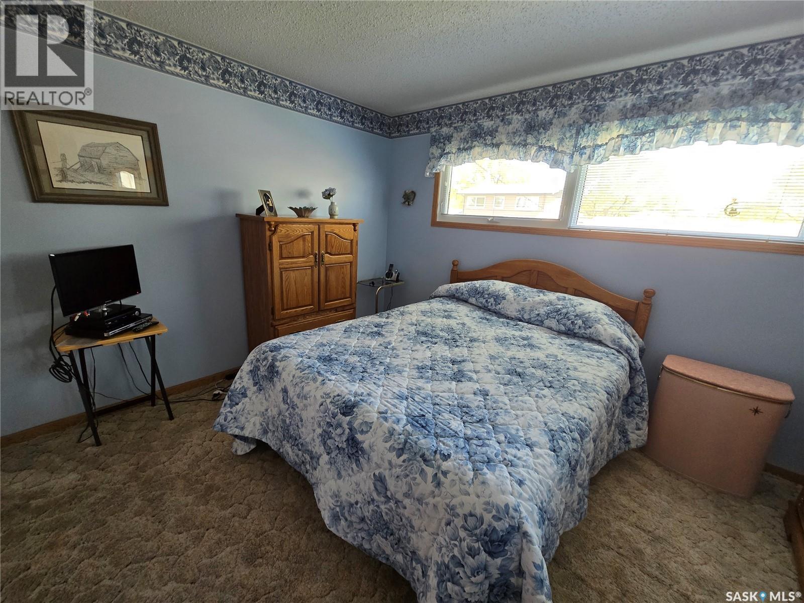 427 15Th Avenue Ne, Swift Current, SK - Indoor Photo Showing Bedroom