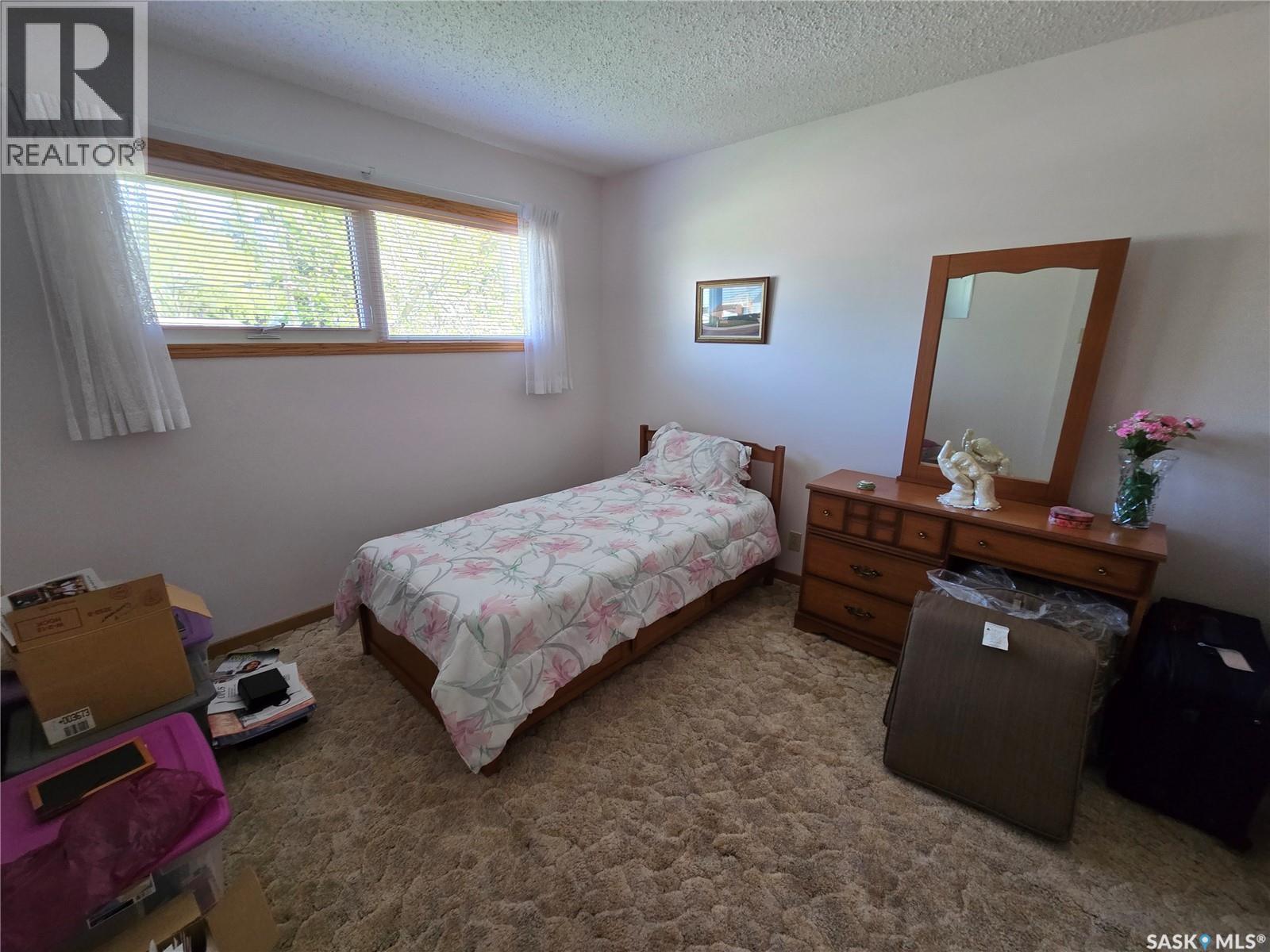 427 15Th Avenue Ne, Swift Current, SK - Indoor Photo Showing Bedroom