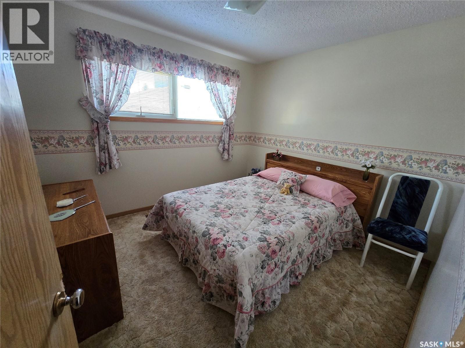 427 15Th Avenue Ne, Swift Current, SK - Indoor Photo Showing Bedroom