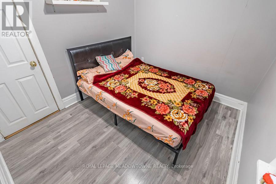 77 Province Street N, Hamilton, ON - Indoor Photo Showing Bedroom