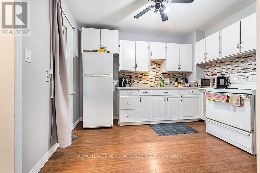 77 Province Street N, Hamilton, ON - Indoor Photo Showing Kitchen