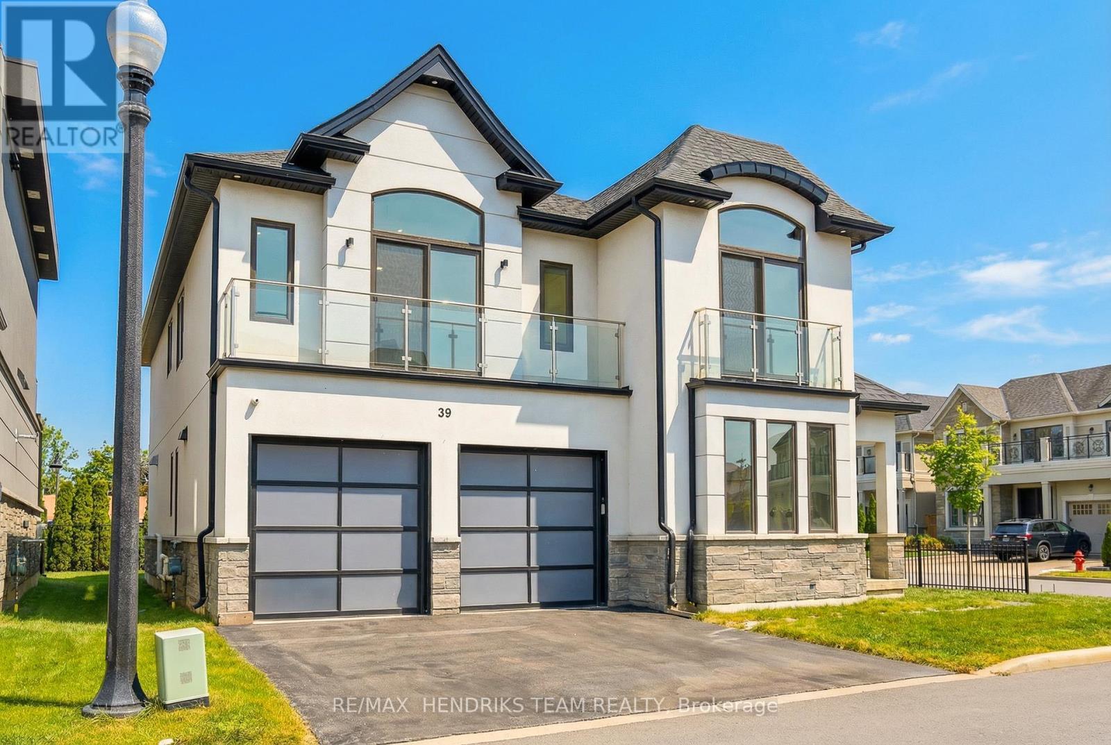 39 Sunrow Gate, Hamilton (Lakeshore), ON - Outdoor With Facade