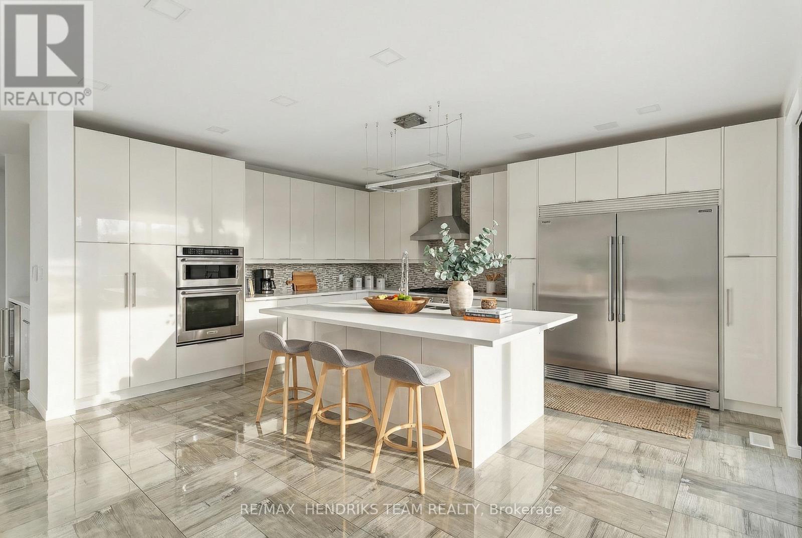 39 Sunrow Gate, Hamilton (Lakeshore), ON - Indoor Photo Showing Kitchen With Upgraded Kitchen