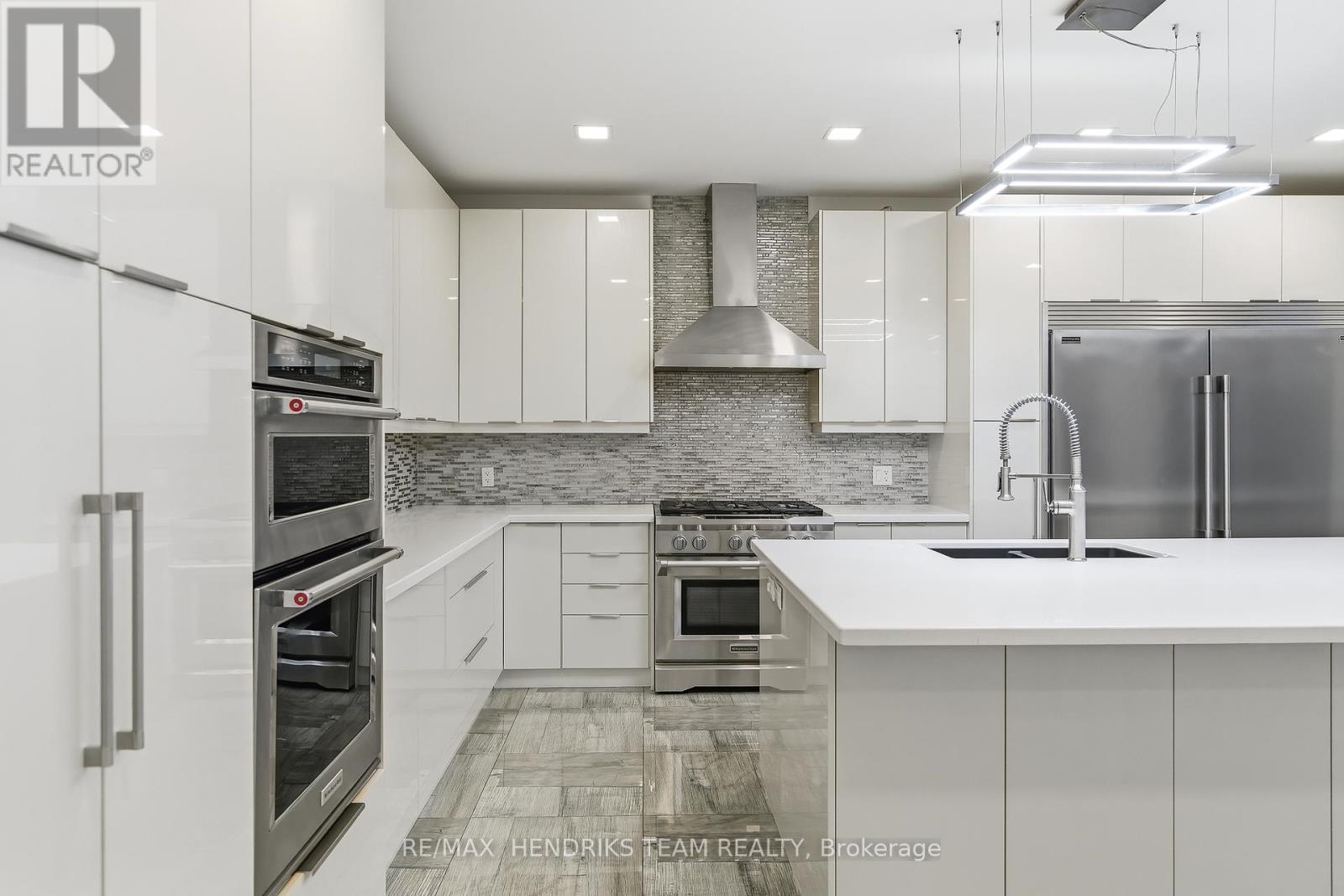 39 Sunrow Gate, Hamilton (Lakeshore), ON - Indoor Photo Showing Kitchen With Upgraded Kitchen
