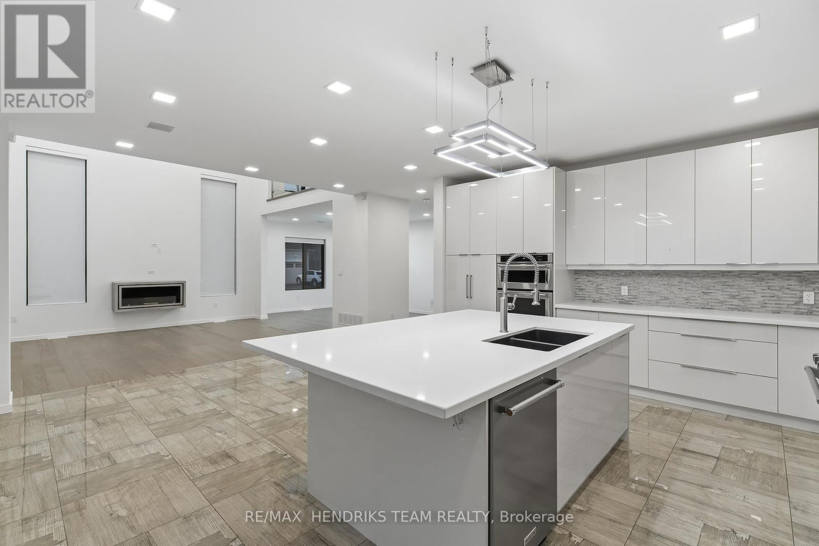 39 Sunrow Gate, Hamilton (Lakeshore), ON - Indoor Photo Showing Kitchen With Double Sink With Upgraded Kitchen