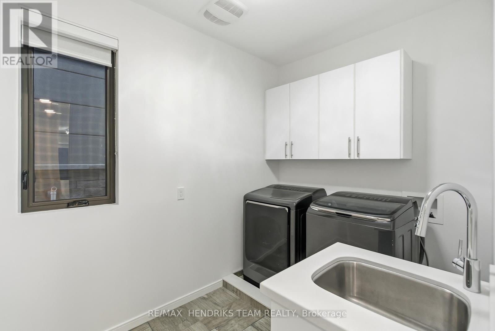 39 Sunrow Gate, Hamilton (Lakeshore), ON - Indoor Photo Showing Laundry Room