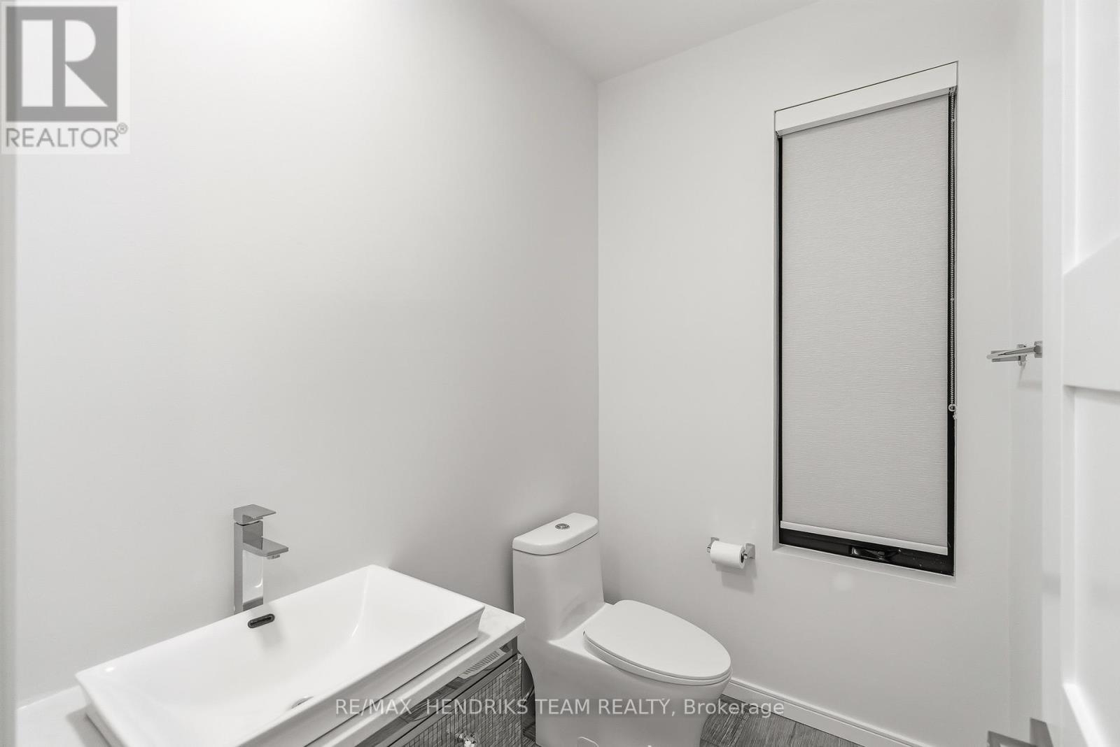 39 Sunrow Gate, Hamilton (Lakeshore), ON - Indoor Photo Showing Bathroom