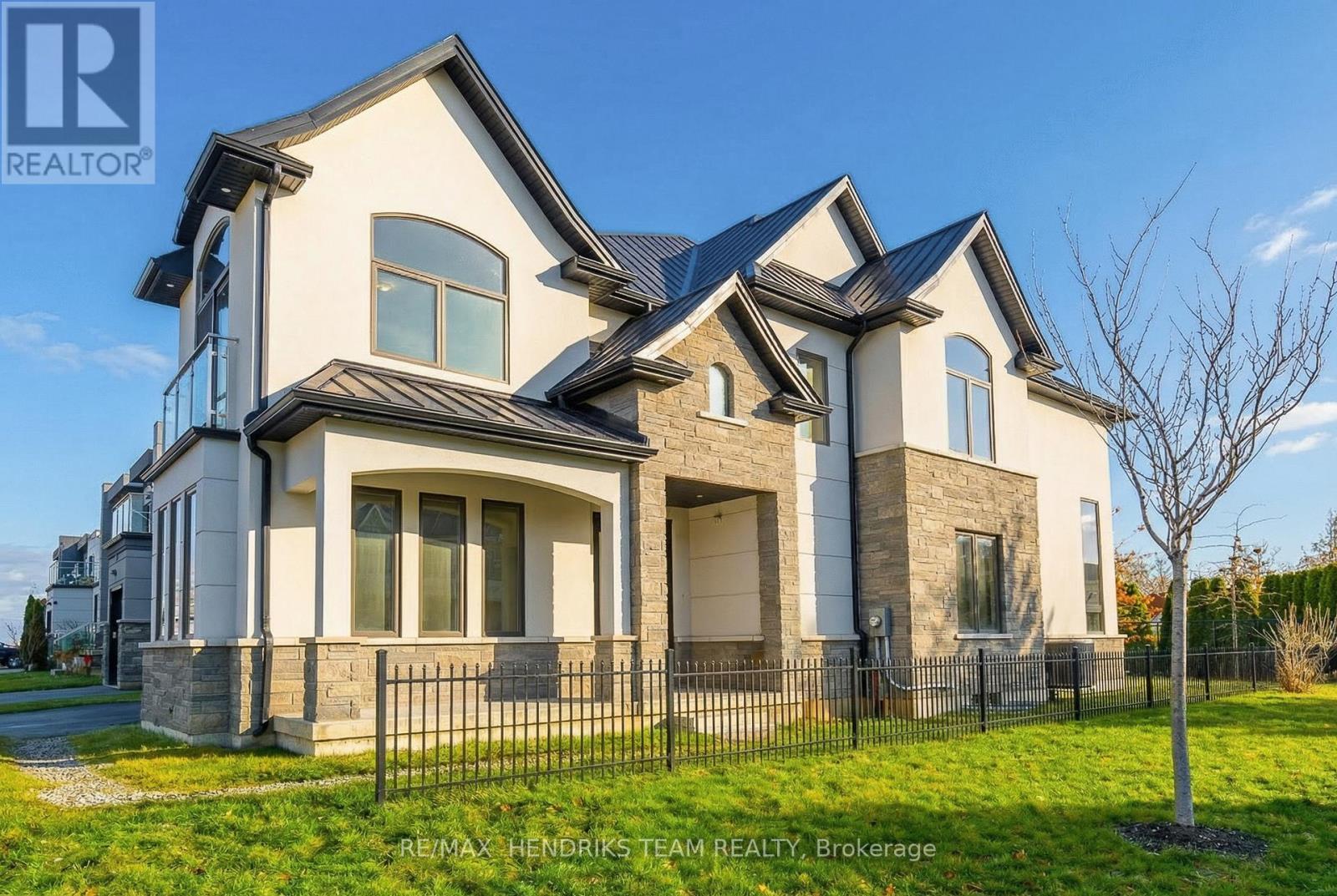 39 Sunrow Gate, Hamilton (Lakeshore), ON - Outdoor With Facade