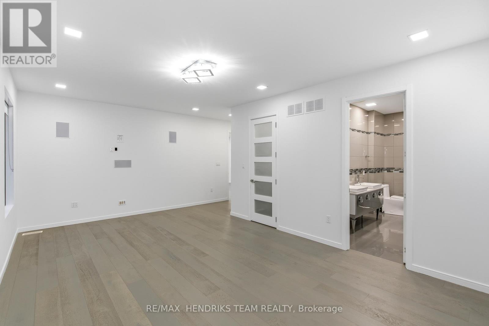 39 Sunrow Gate, Hamilton (Lakeshore), ON - Indoor Photo Showing Other Room