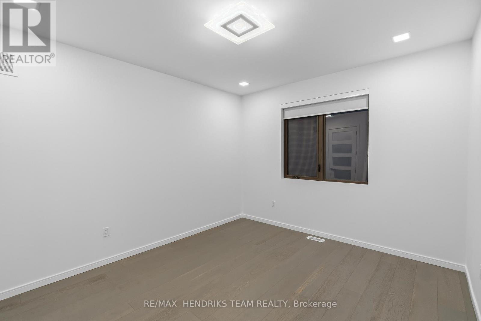 39 Sunrow Gate, Hamilton (Lakeshore), ON - Indoor Photo Showing Other Room