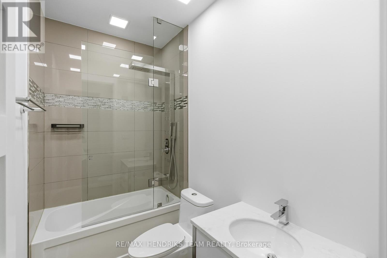 39 Sunrow Gate, Hamilton (Lakeshore), ON - Indoor Photo Showing Bathroom