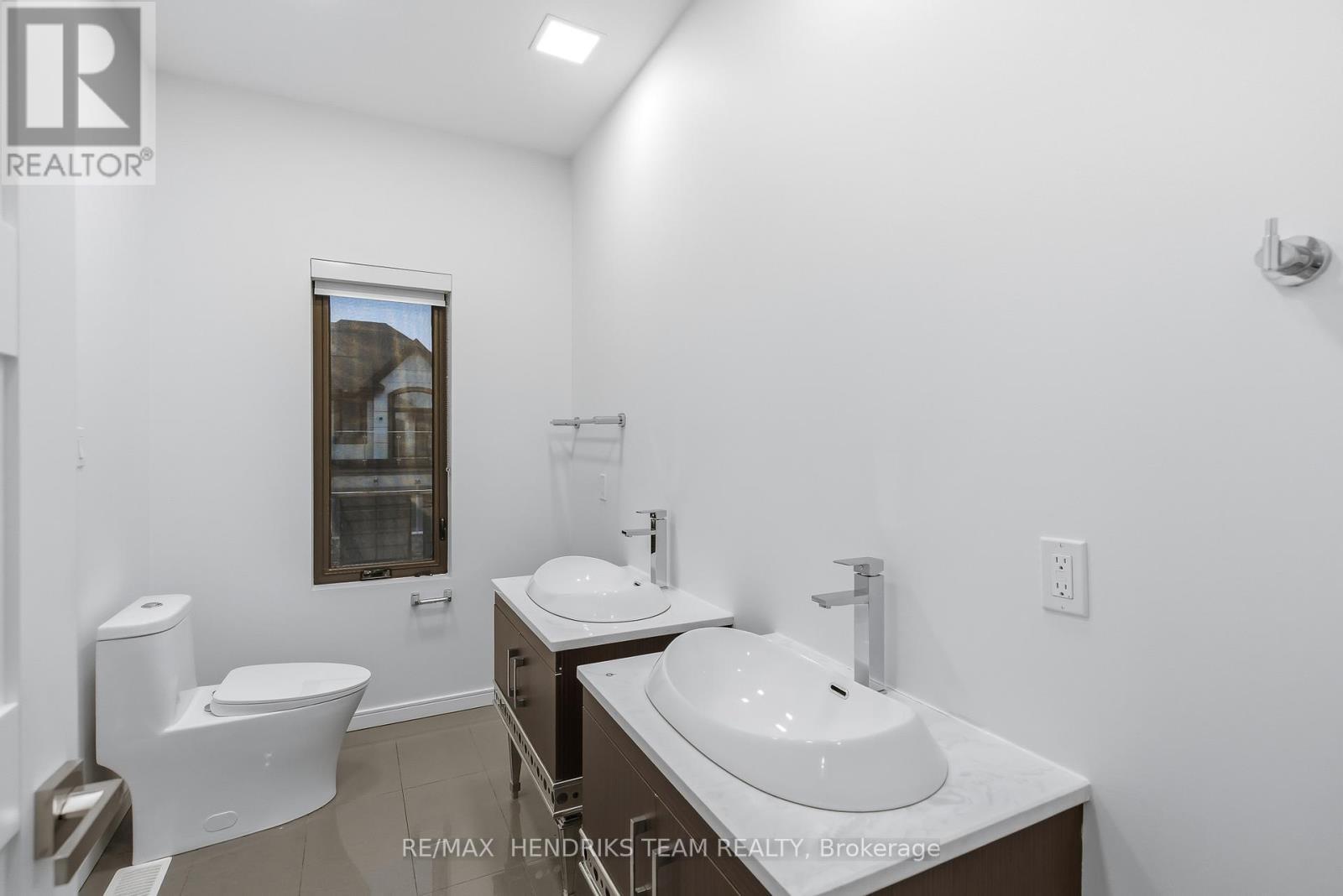 39 Sunrow Gate, Hamilton (Lakeshore), ON - Indoor Photo Showing Bathroom