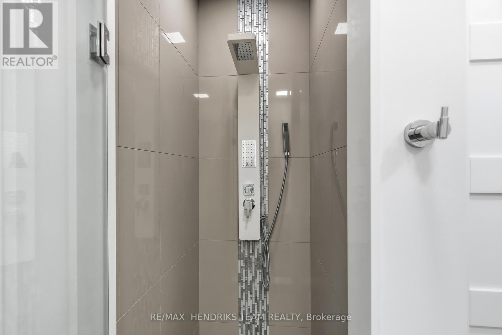 39 Sunrow Gate, Hamilton (Lakeshore), ON - Indoor Photo Showing Bathroom