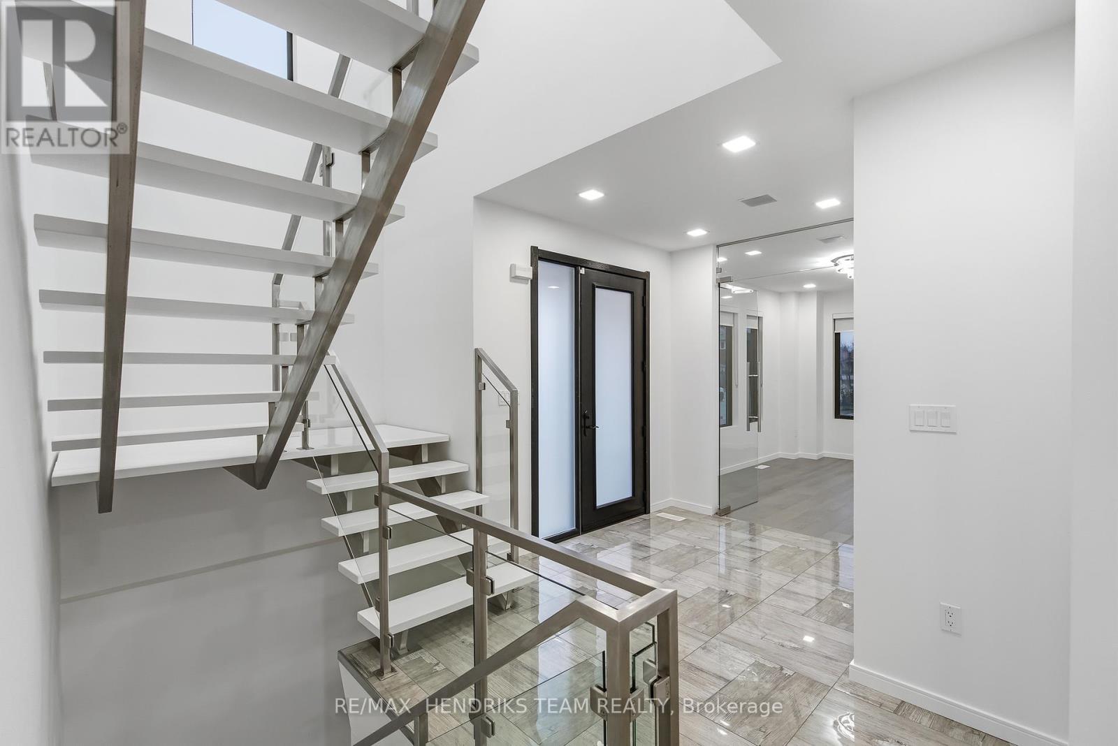 39 Sunrow Gate, Hamilton (Lakeshore), ON - Indoor Photo Showing Other Room