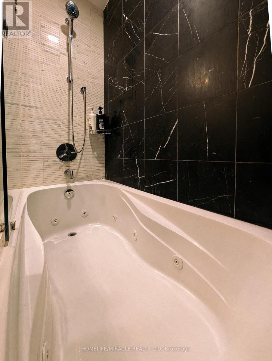 Lph3802 - 33 Shore Breeze Drive, Toronto, ON - Indoor Photo Showing Bathroom