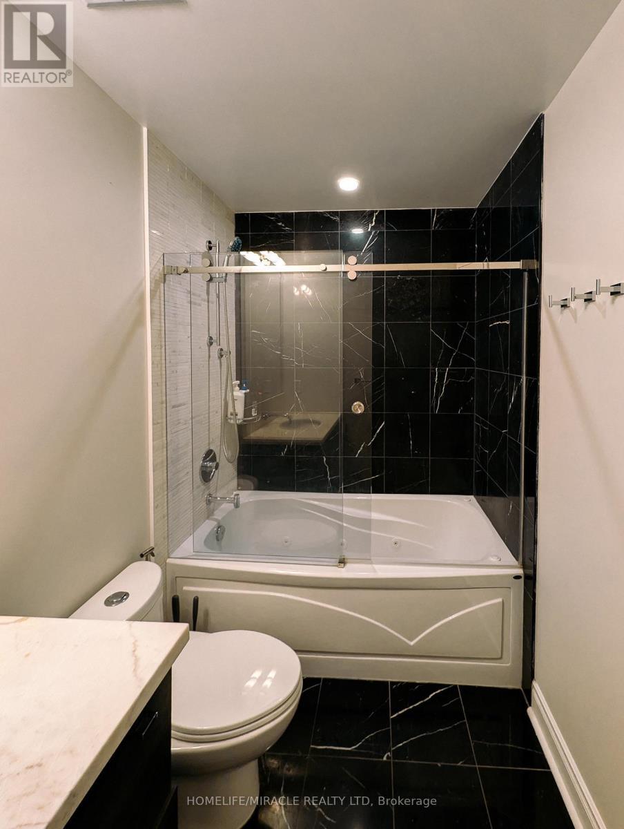 Lph3802 - 33 Shore Breeze Drive, Toronto, ON - Indoor Photo Showing Bathroom