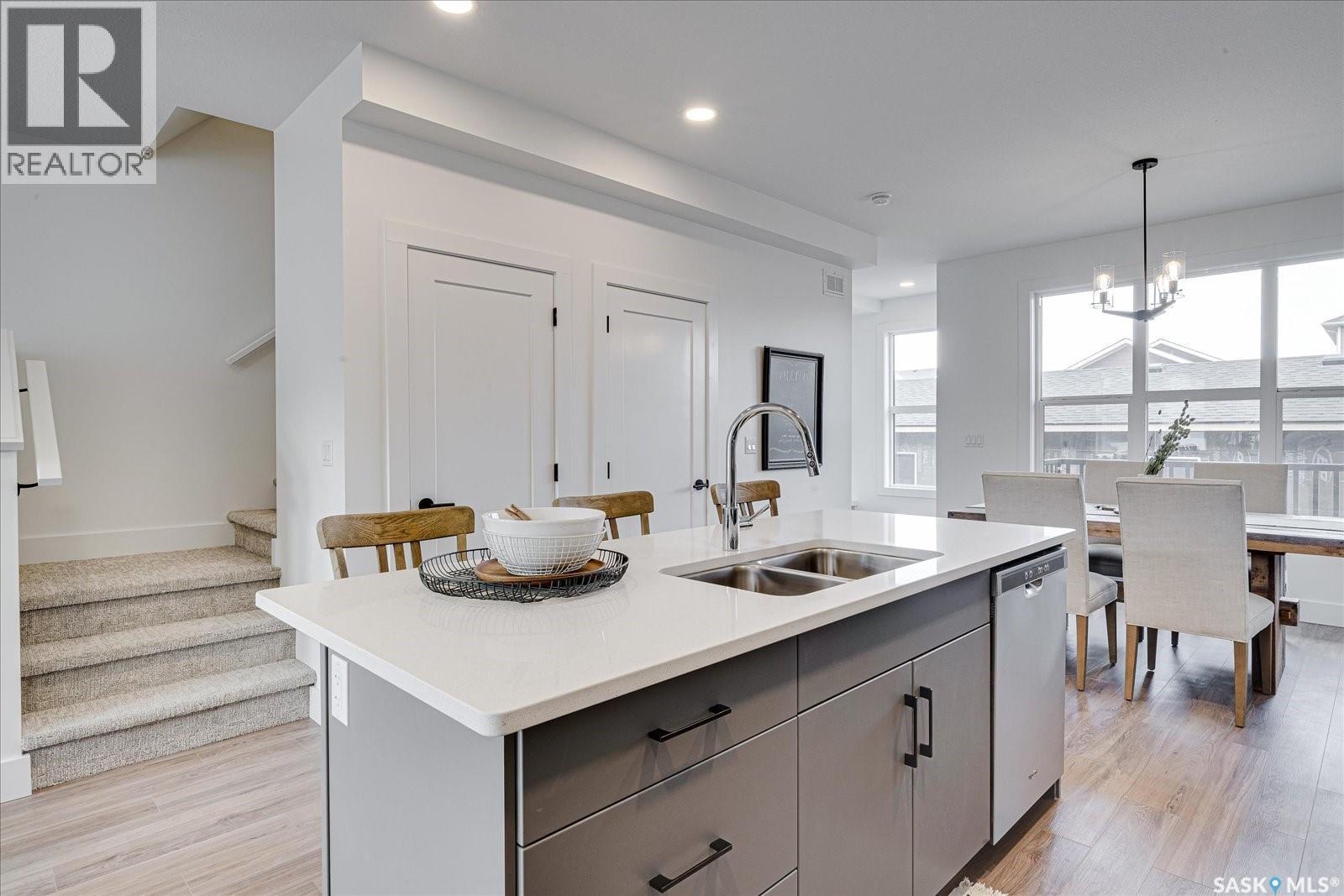 89 Rosewood Boulevard E, Saskatoon, SK - Indoor Photo Showing Kitchen With Double Sink