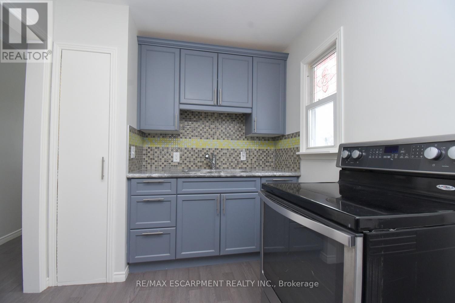 180 Adair Avenue N, Hamilton, ON - Indoor Photo Showing Kitchen