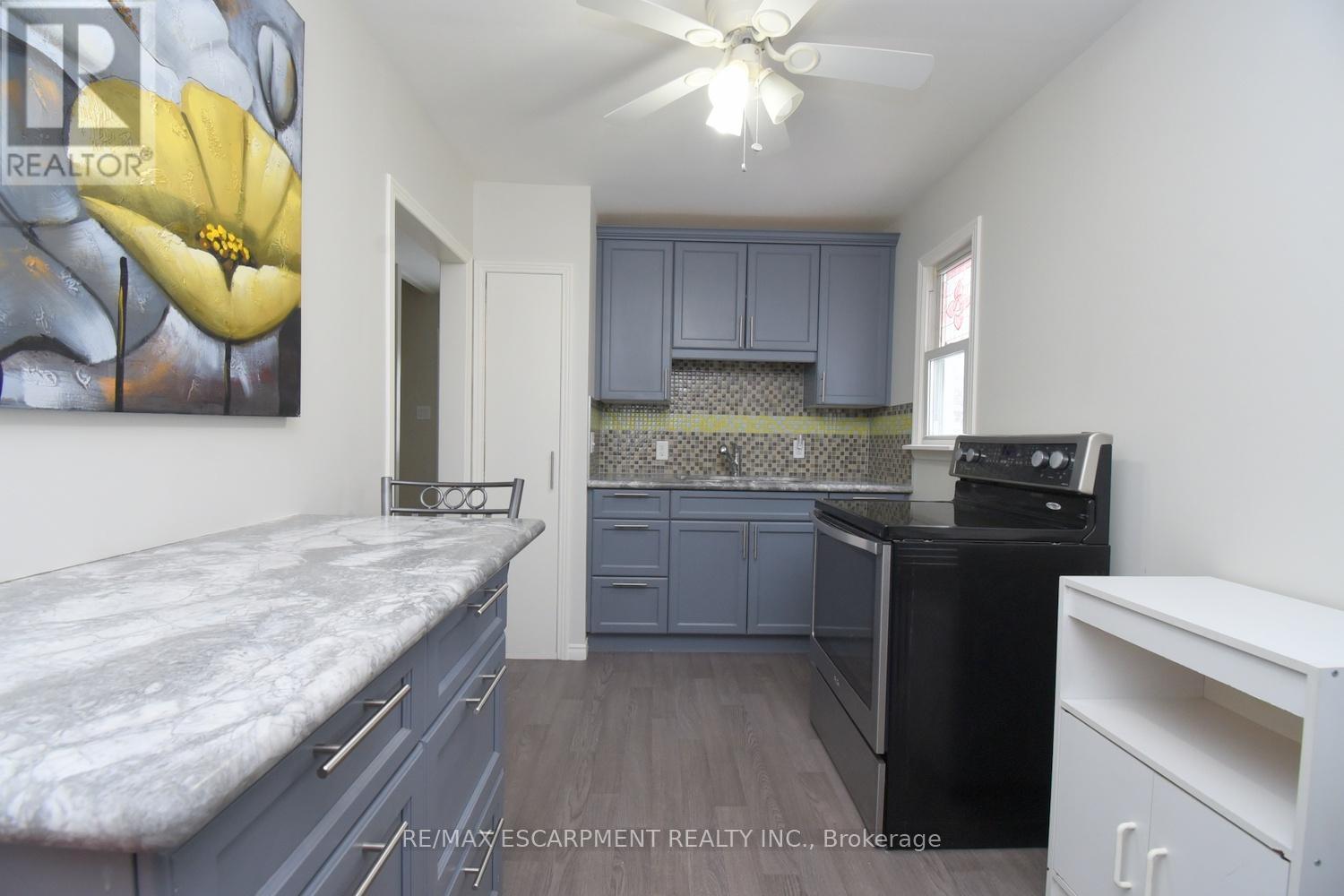 180 Adair Avenue N, Hamilton, ON - Indoor Photo Showing Kitchen