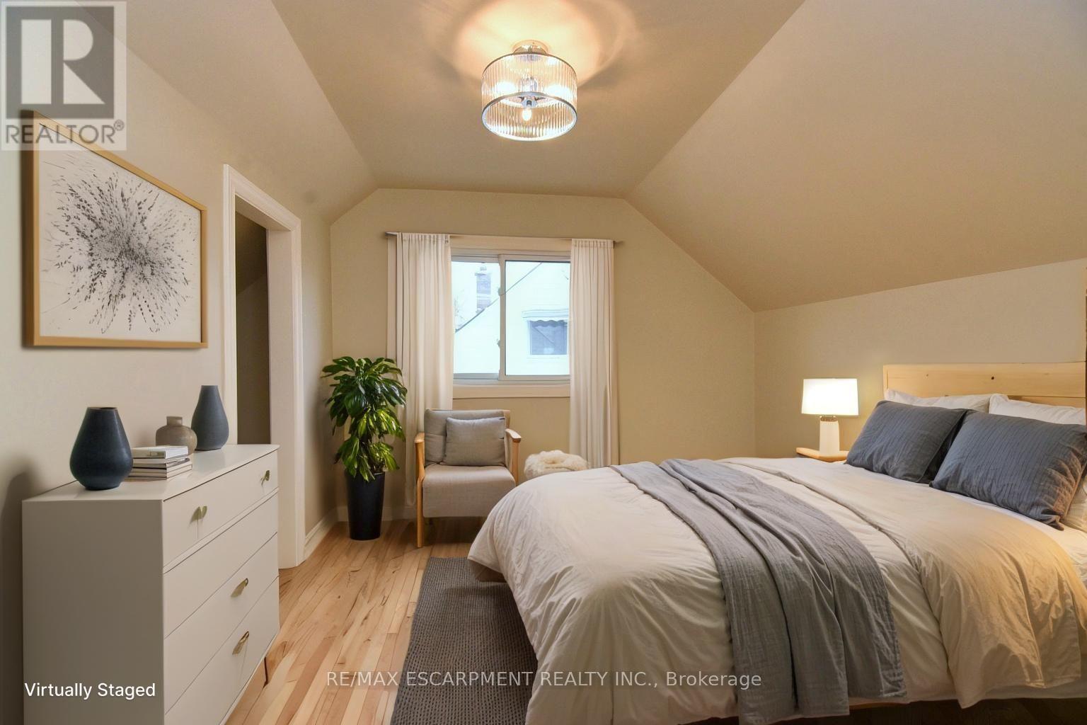 180 Adair Avenue N, Hamilton, ON - Indoor Photo Showing Bedroom