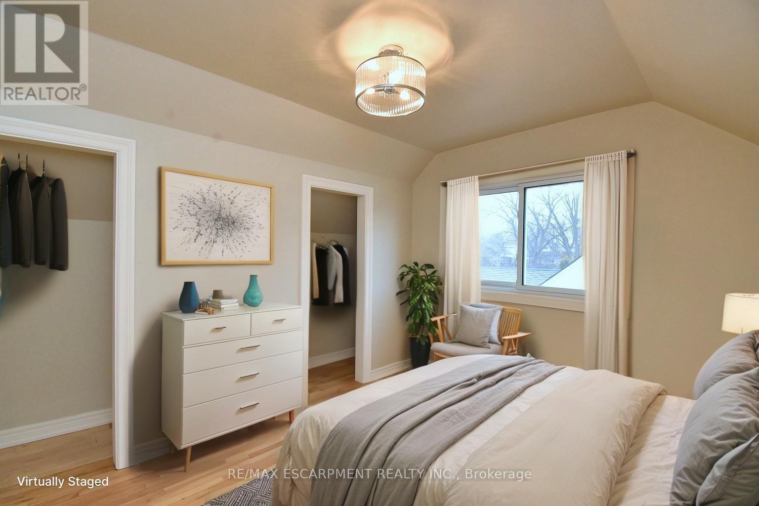180 Adair Avenue N, Hamilton, ON - Indoor Photo Showing Bedroom