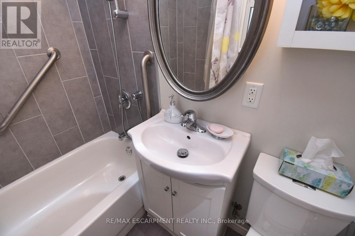 180 Adair Avenue N, Hamilton, ON - Indoor Photo Showing Bathroom