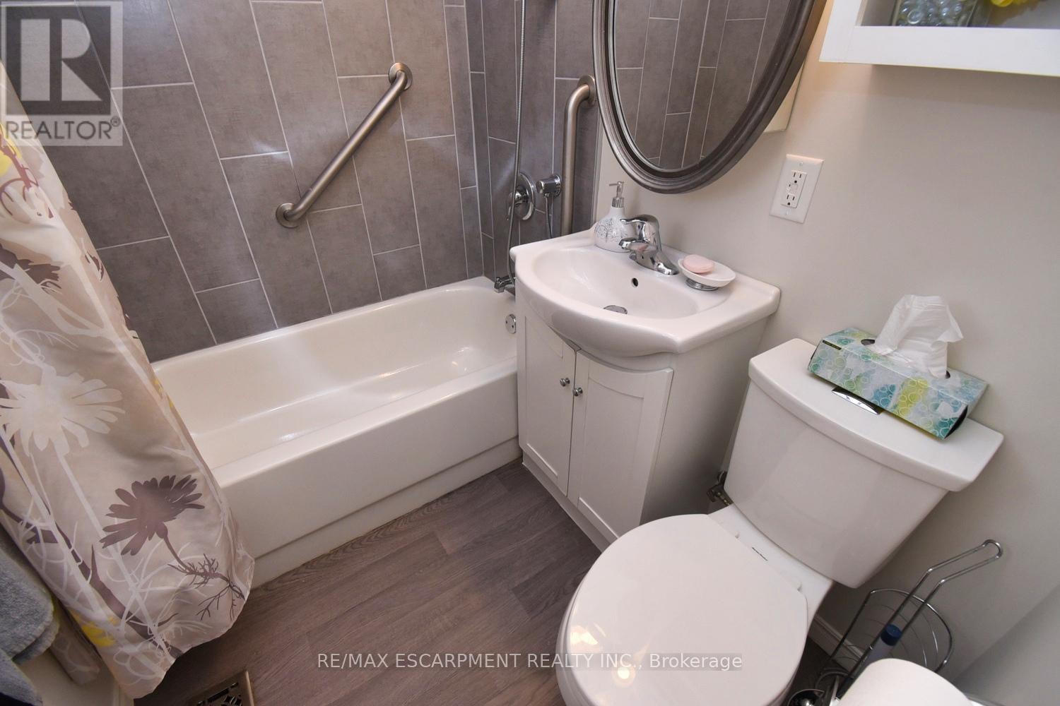 180 Adair Avenue N, Hamilton, ON - Indoor Photo Showing Bathroom
