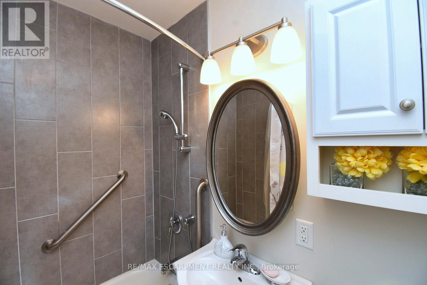 180 Adair Avenue N, Hamilton, ON - Indoor Photo Showing Bathroom