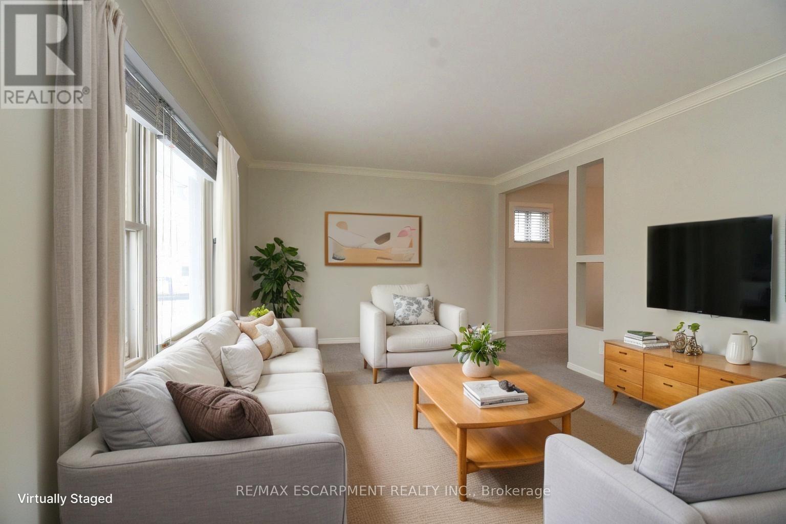 180 Adair Avenue N, Hamilton, ON - Indoor Photo Showing Living Room