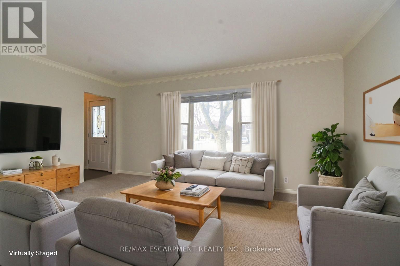 180 Adair Avenue N, Hamilton, ON - Indoor Photo Showing Living Room